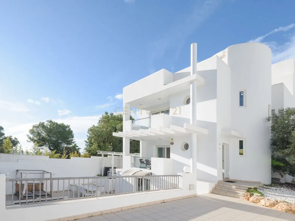 Moradia com vista para o mar e para o pôr-do-sol em Ibiza – grande potencial numa localização exclusiva - Image 12