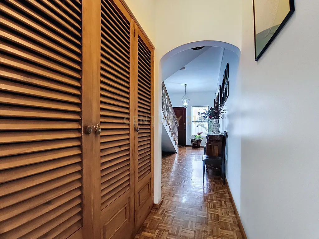 Casa Espetacular em Ponta Delgada com Jardim e Garagem - Image 12