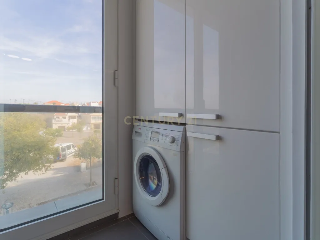 Apartamento como Novo, para arrendamento, na Caparica, Almada - Image 15