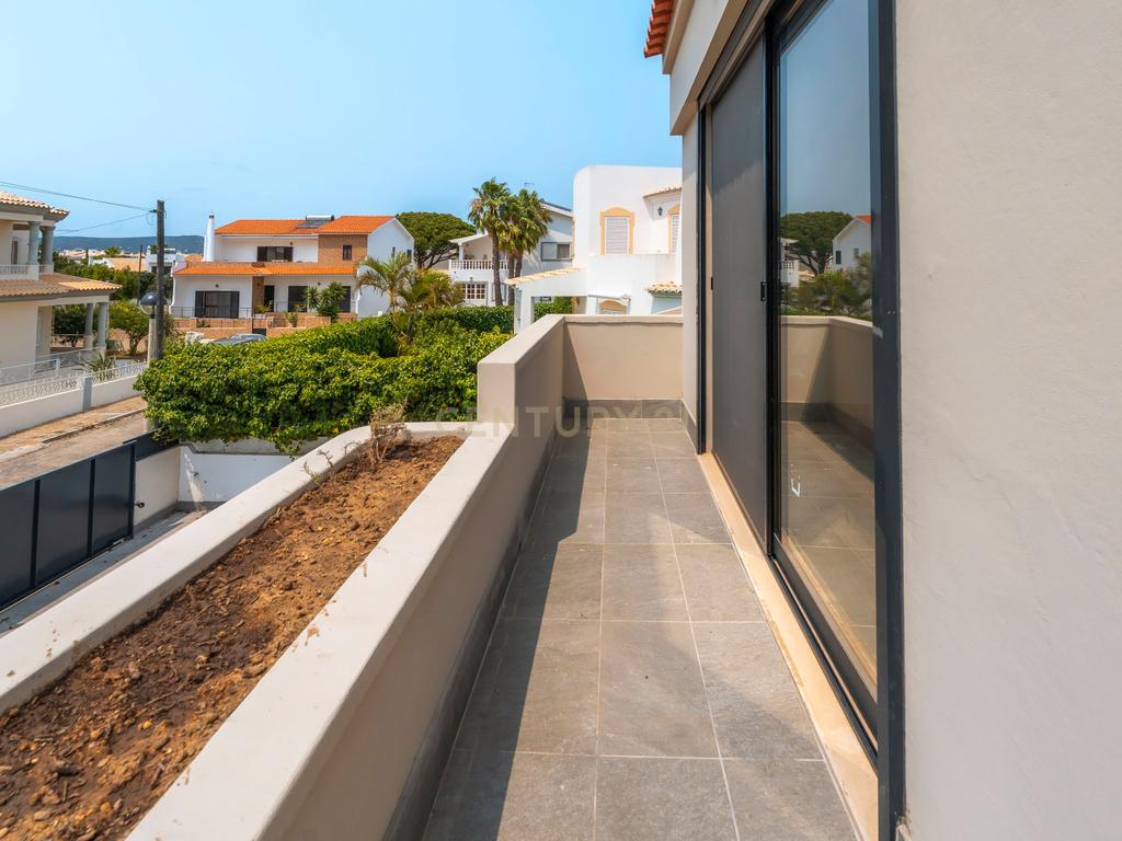 Moradia | Piscina Aquecida  | Totalmente Renovada | Gambelas - Image 28