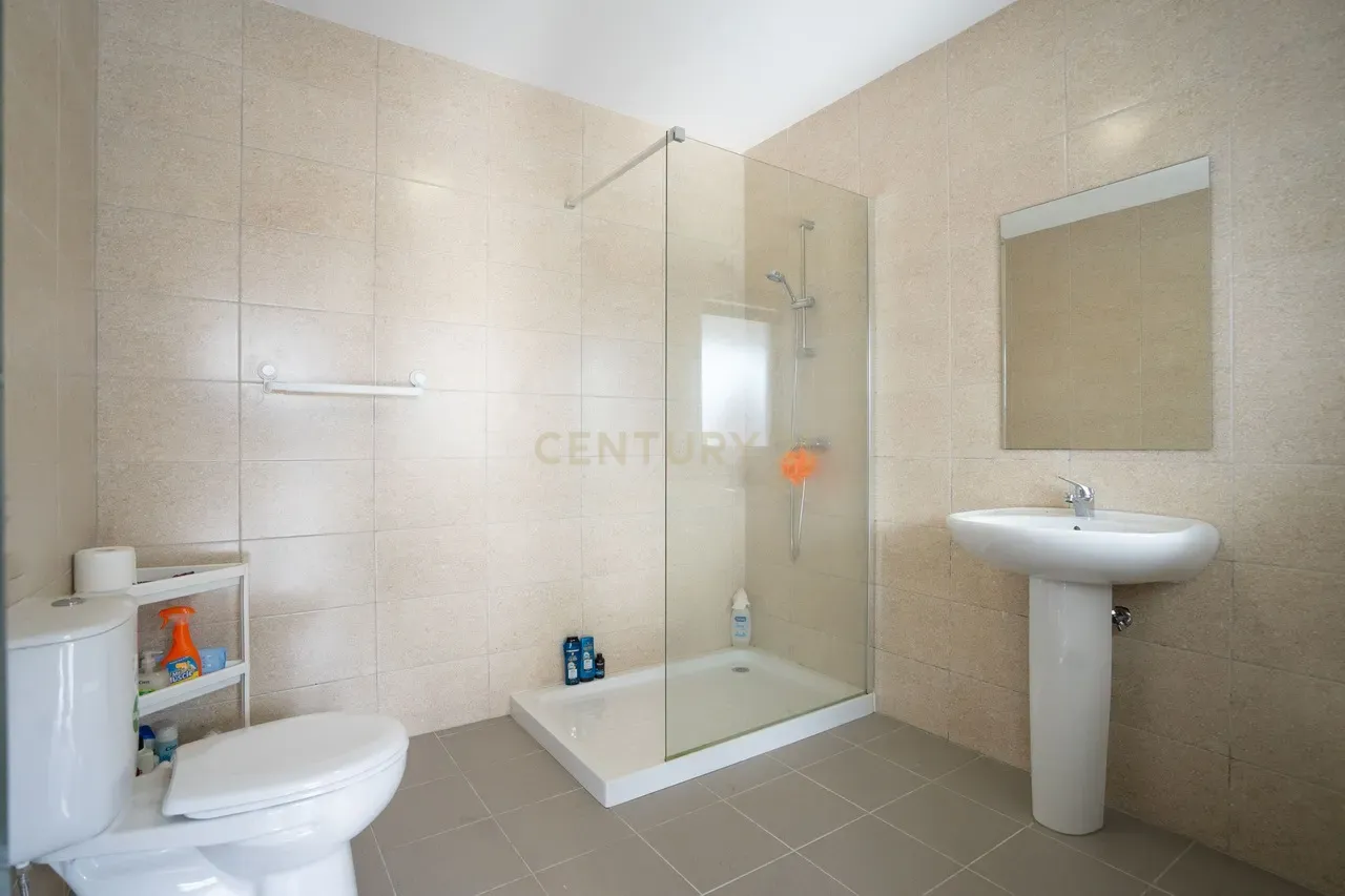 Moradia T4 de qualidade em estado novo com varanda coberta, piscina, terraço, jardim,canil,garagem dupla e vistas boas numa localização sossegada - Image 60