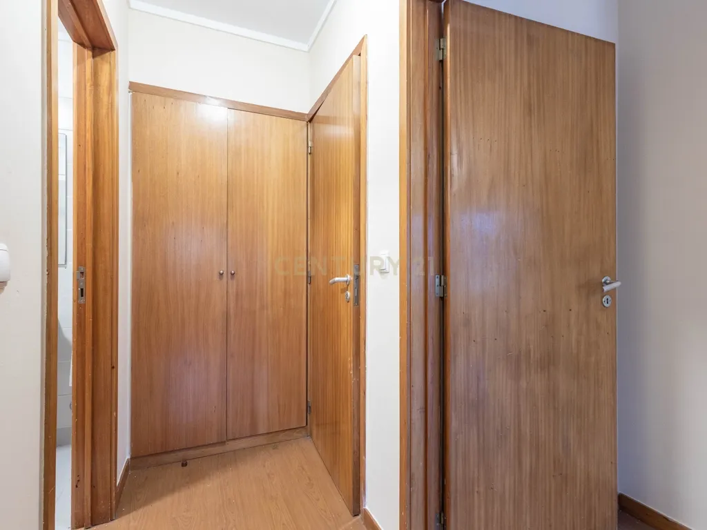 Conforto e Funcionalidade: T2 com Garagem em Ermesinde - Image 9