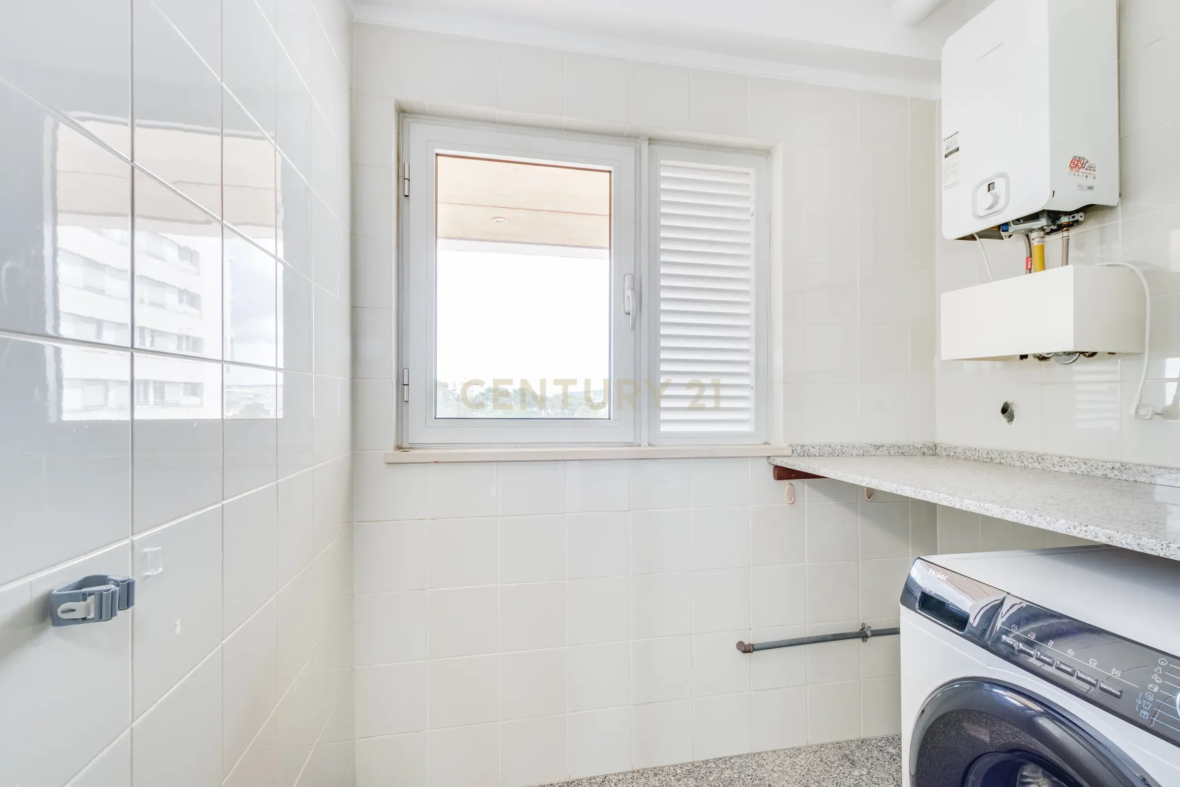 Apartamento T2 com Vista Panorâmica em Lisboa - Image 11