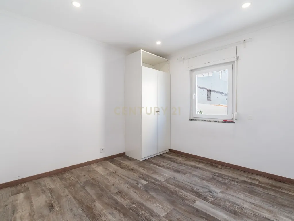 T4 Duplex totalmente renovado no Bairro do Progresso – Silves - Image 15