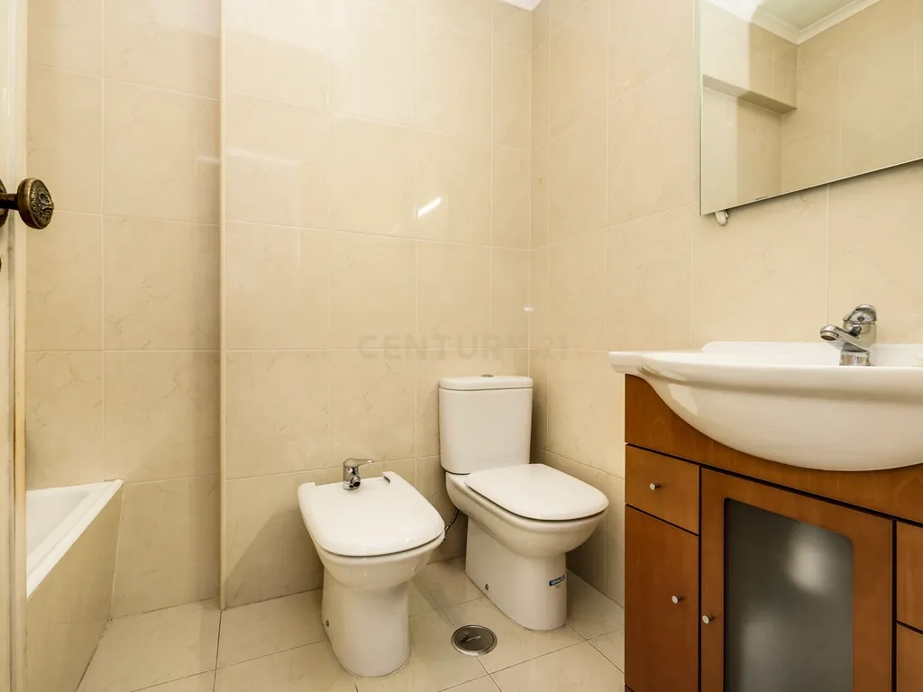 Apartamento T4 com 129 m² e estacionamento — Calçada do Tojal, oportunidade para remodelação total - Image 26
