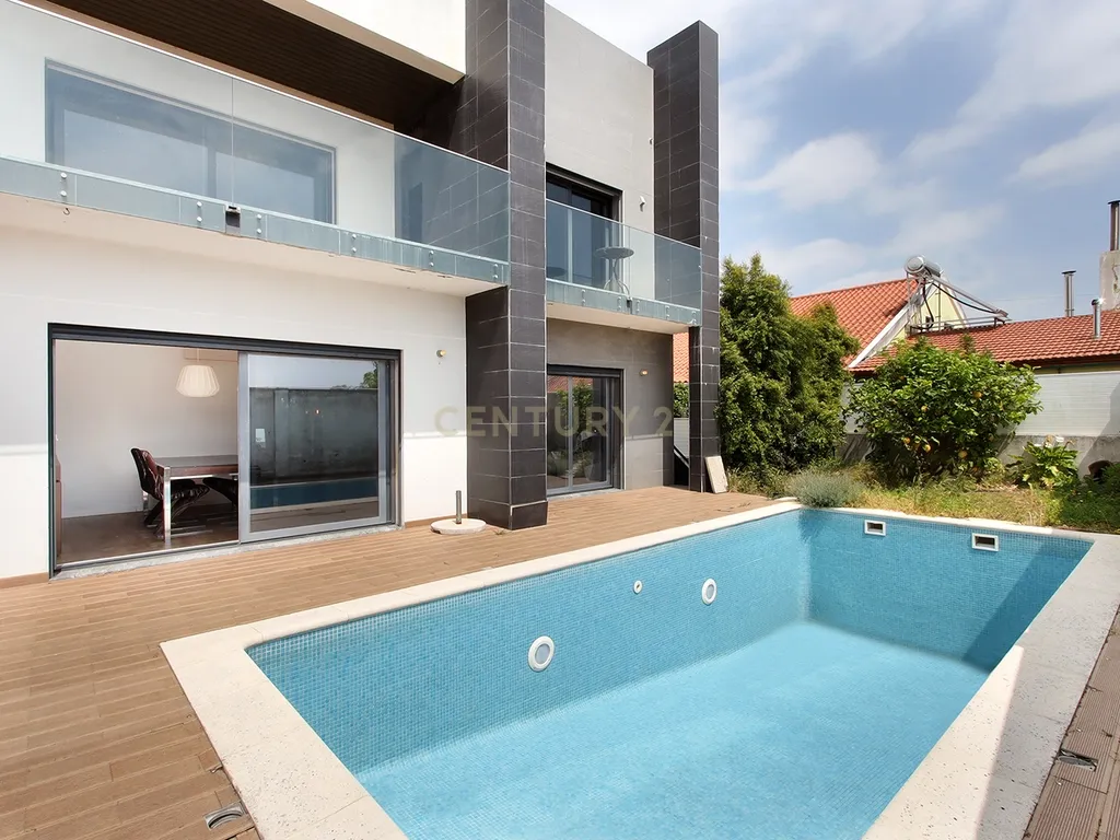 Moradia Isolada T4 Moderna com Piscina Privada, Jardim e Garagem Ampla na Pontinha - Image 2
