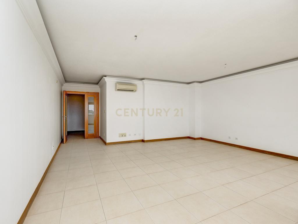 Apartamento T3 na Serra das Brancas, com box de 67m2 e arrecadação. - Image 6