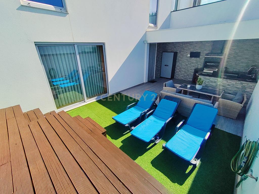 Moradia T4 Moderna com Piscina e Jardim – Touguinha - Image 16