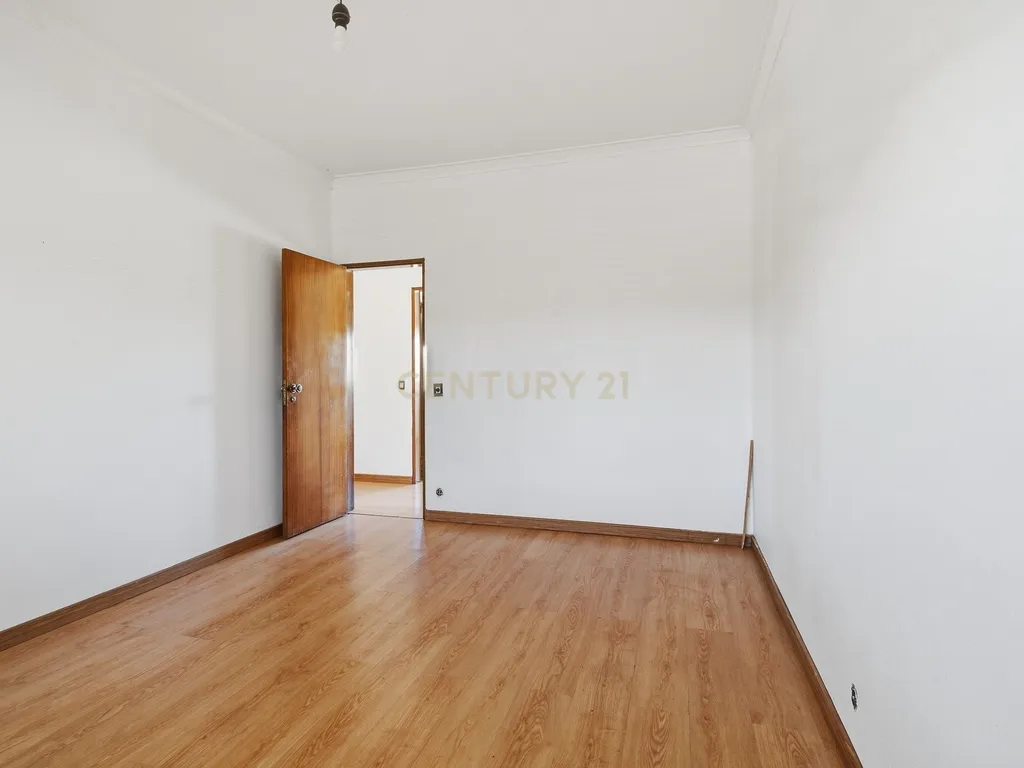Moradia T7 de dois pisos com garagem, jardim e anexos | Terreno 894 m² na Paz em Mafra - Image 22