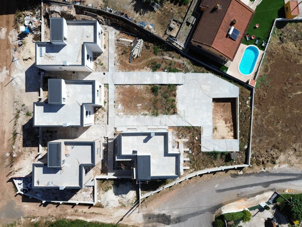 Moradia T4, condomínio fechado, Loures, piscina, 3 parqueamentos, vista desafogada - Image 22