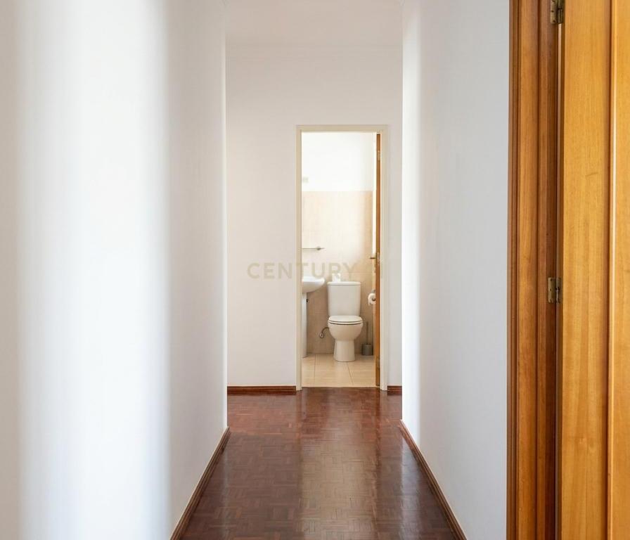 Apartamento T2 com Duas Varandas e Excelente Localização - Image 30