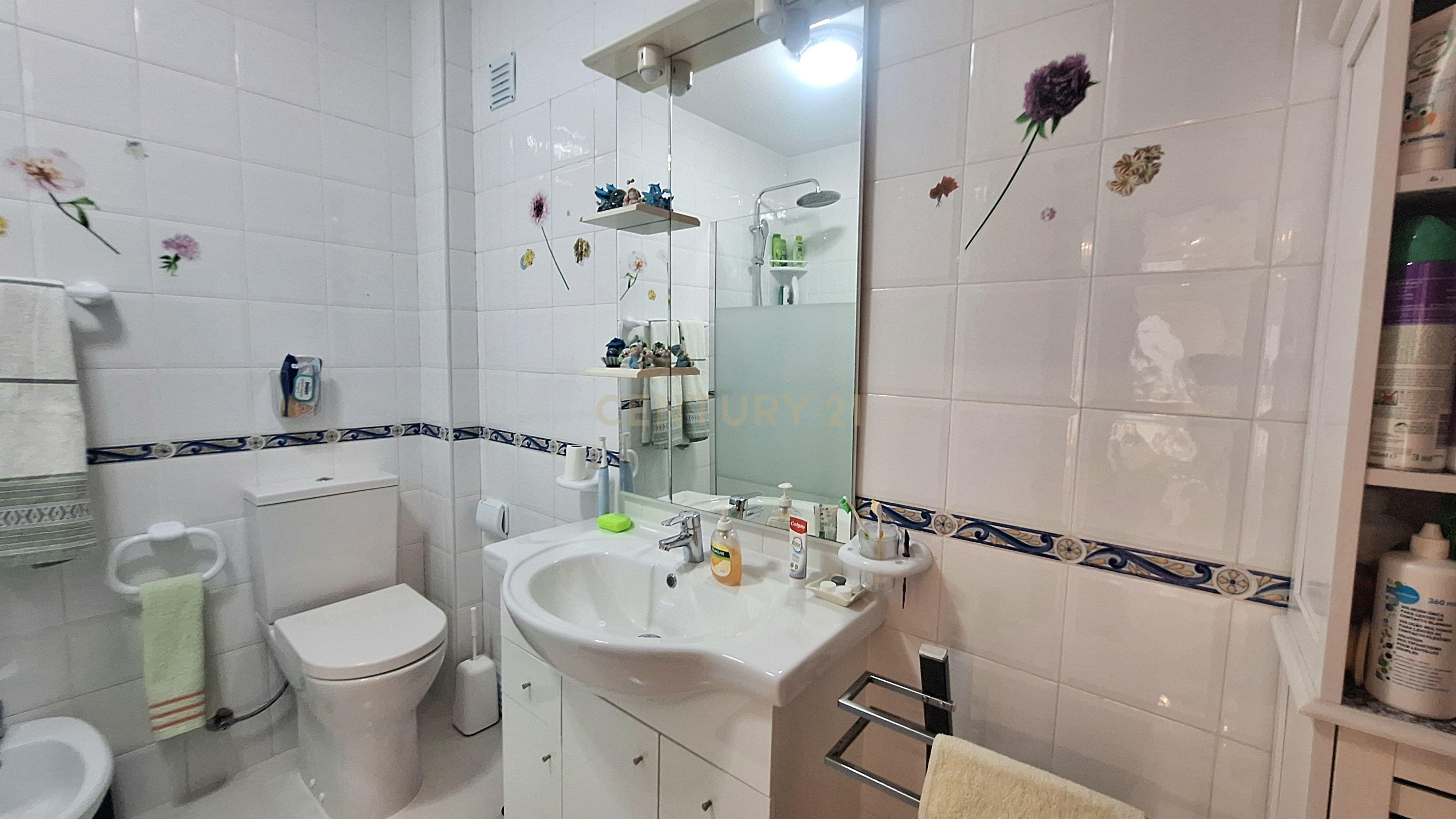 Fotografia 12 de Luminoso Apartamento T2 com Varanda a Sul e Piscina no Centro de Albufeira