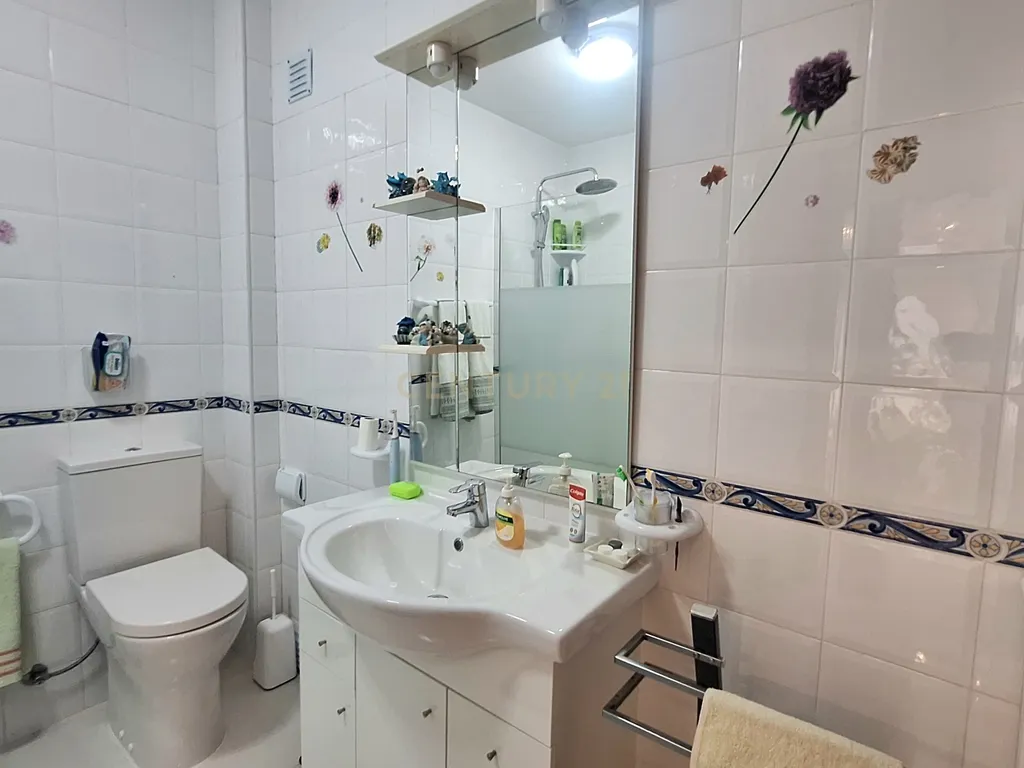 Luminoso Apartamento T2 com Varanda a Sul e Piscina no Centro de Albufeira - Image 12
