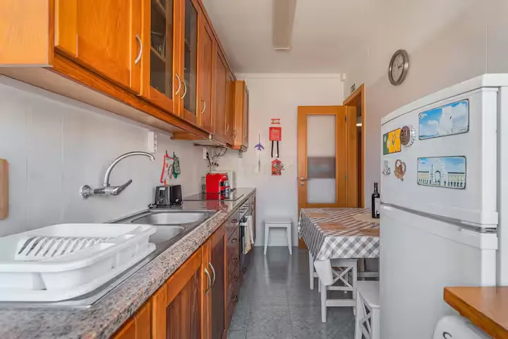 Apartamento T2 remodelado e mobilado no centro de Almada - Image 11