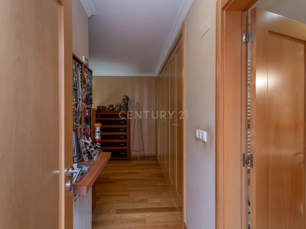 Apartamento T4 Alto de Algés, Terraço, Vista Rio, 6 Lugares de Garagem - Image 17