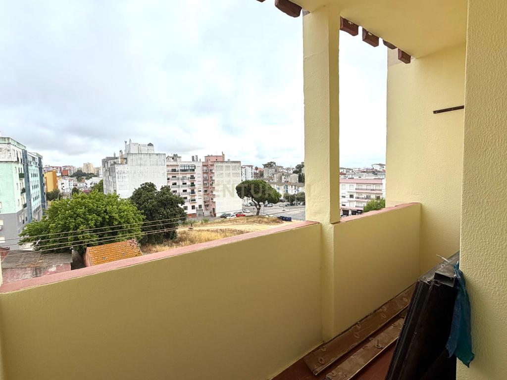 Apartamento T2 Renovado e Equipado | São Sebastião, Setúbal - Image 5