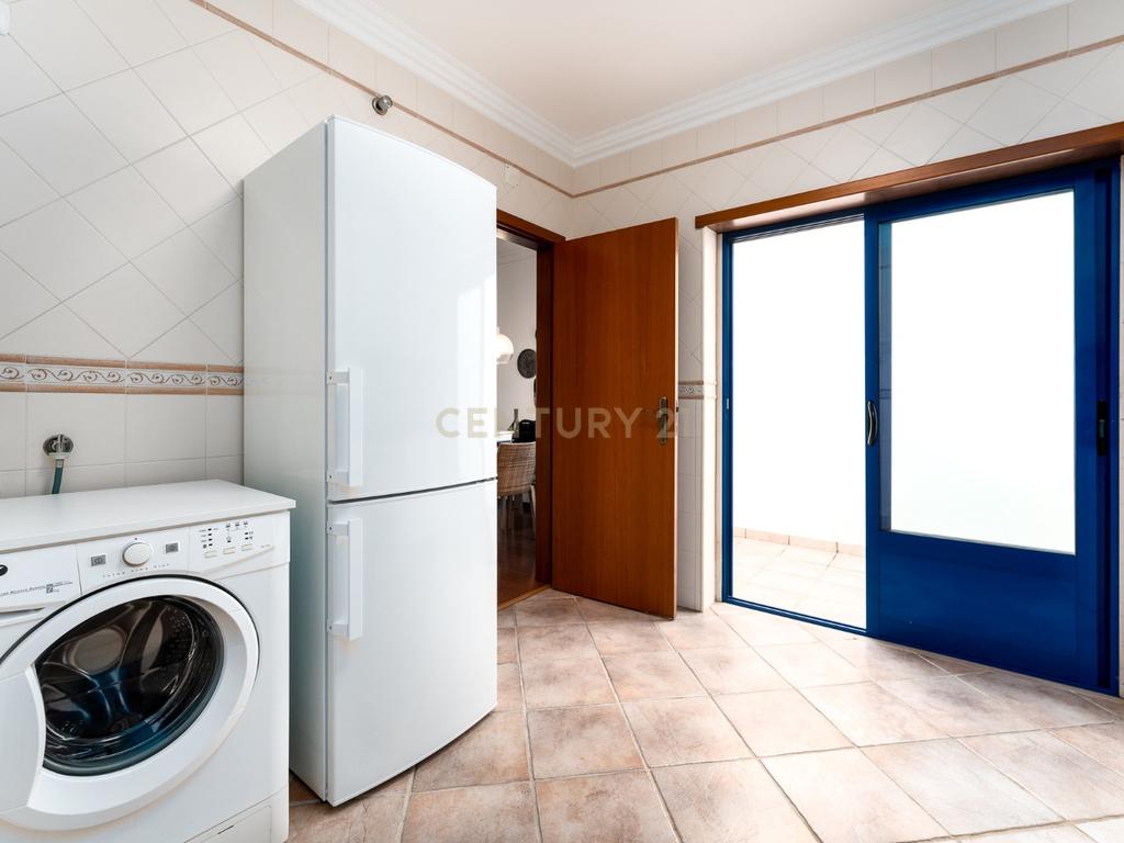Apartamento T1 Central no centro Histórico da Vila Ericeira - Image 11