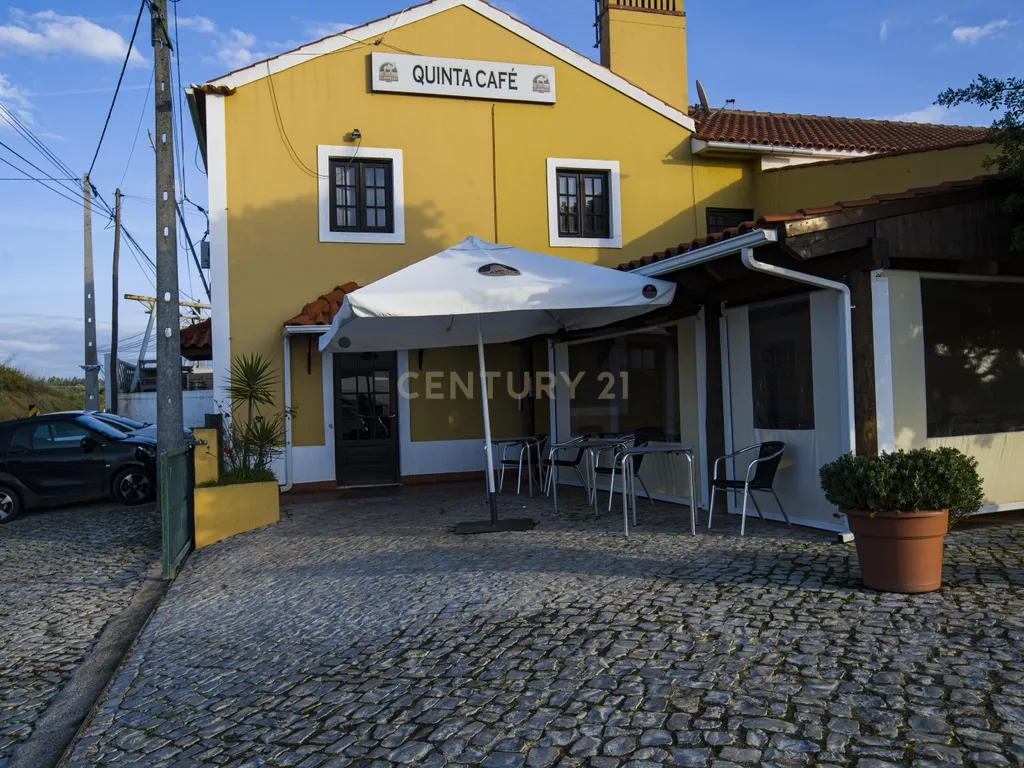 Quinta Para venda em S. Pedro De Tomar com Apartamento T3, Café/Restaurante e espaço para Casamentos. - Image 1