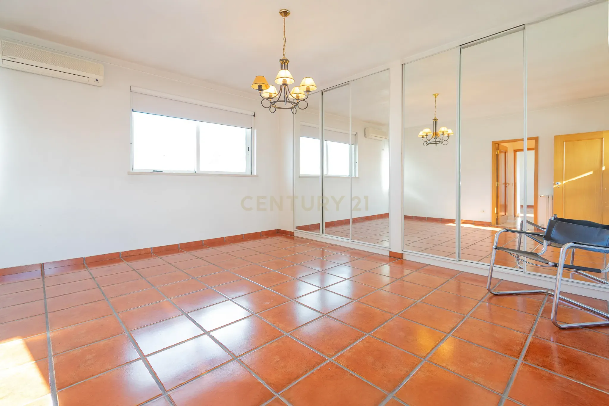 Moradia T5 com varanda coberta,terraço,piscina,jardim,poço,anexo e telheiro numa localização privilegada no centro de Lousã - Image 49