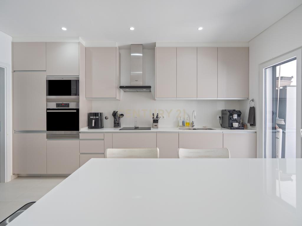 Moradia T3  + 1 Moderna com Piscina e Acabamentos de Luxo – Algoz  - Image 10