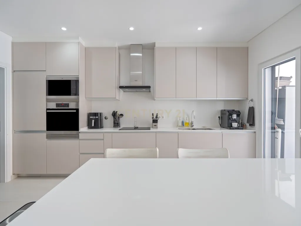 Moradia T3 + 1 Moderna com Piscina e Acabamentos de Luxo – Algoz - Image 10