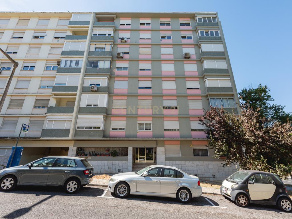  Apartamento T4 para Remodelação no Coração dos Olivais, com Vista Fantástica - Image 33
