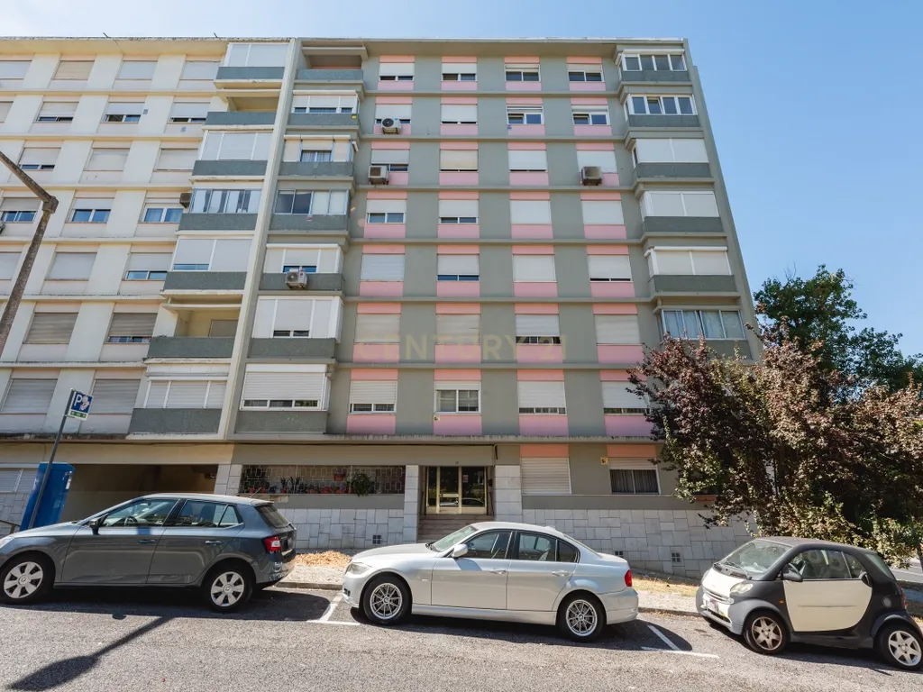 Apartamento T4 para Remodelação no Coração dos Olivais, com Vista Fantástica - Image 33