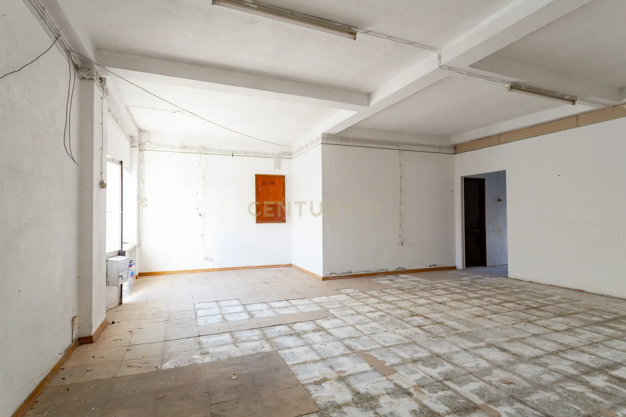 Fotografia 4 de Loja com 61 m² no Bairro do Miratejo – Catujal