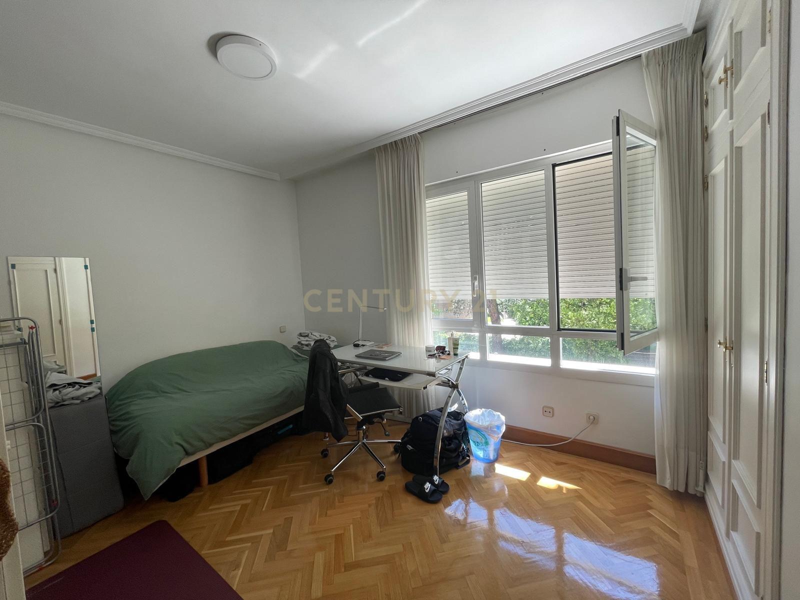 Luxuosa Moradia Renovada em Madrid com Vista para a Cidade - Image 27