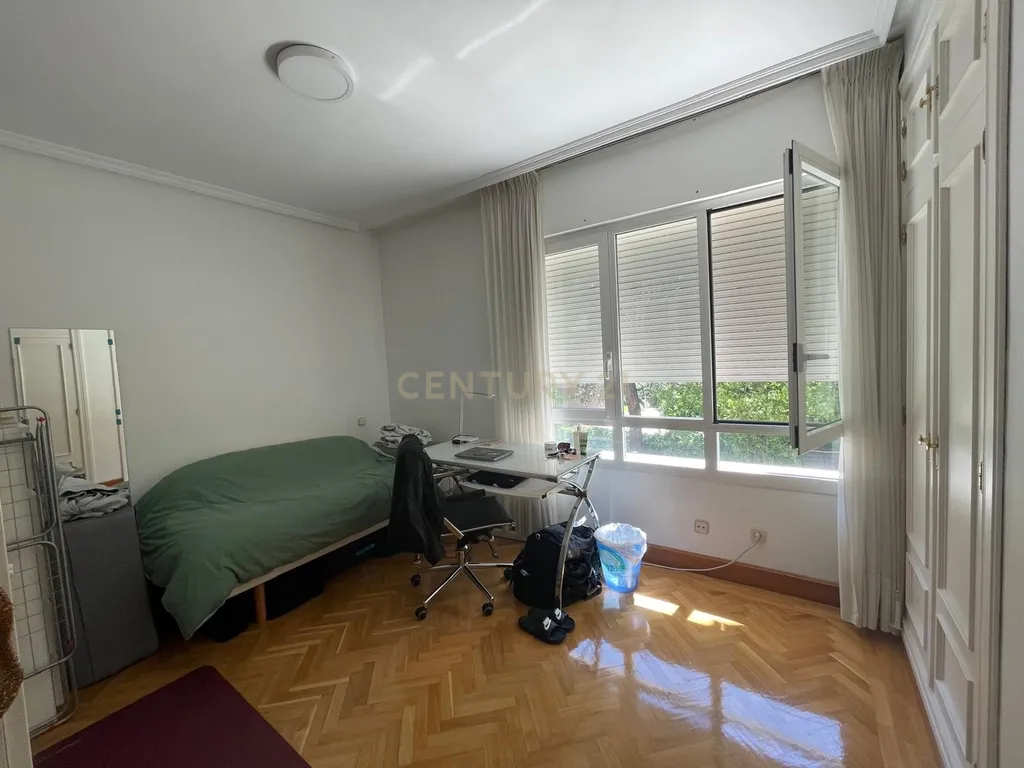 Luxuosa Moradia Renovada em Madrid com Vista para a Cidade - Image 27