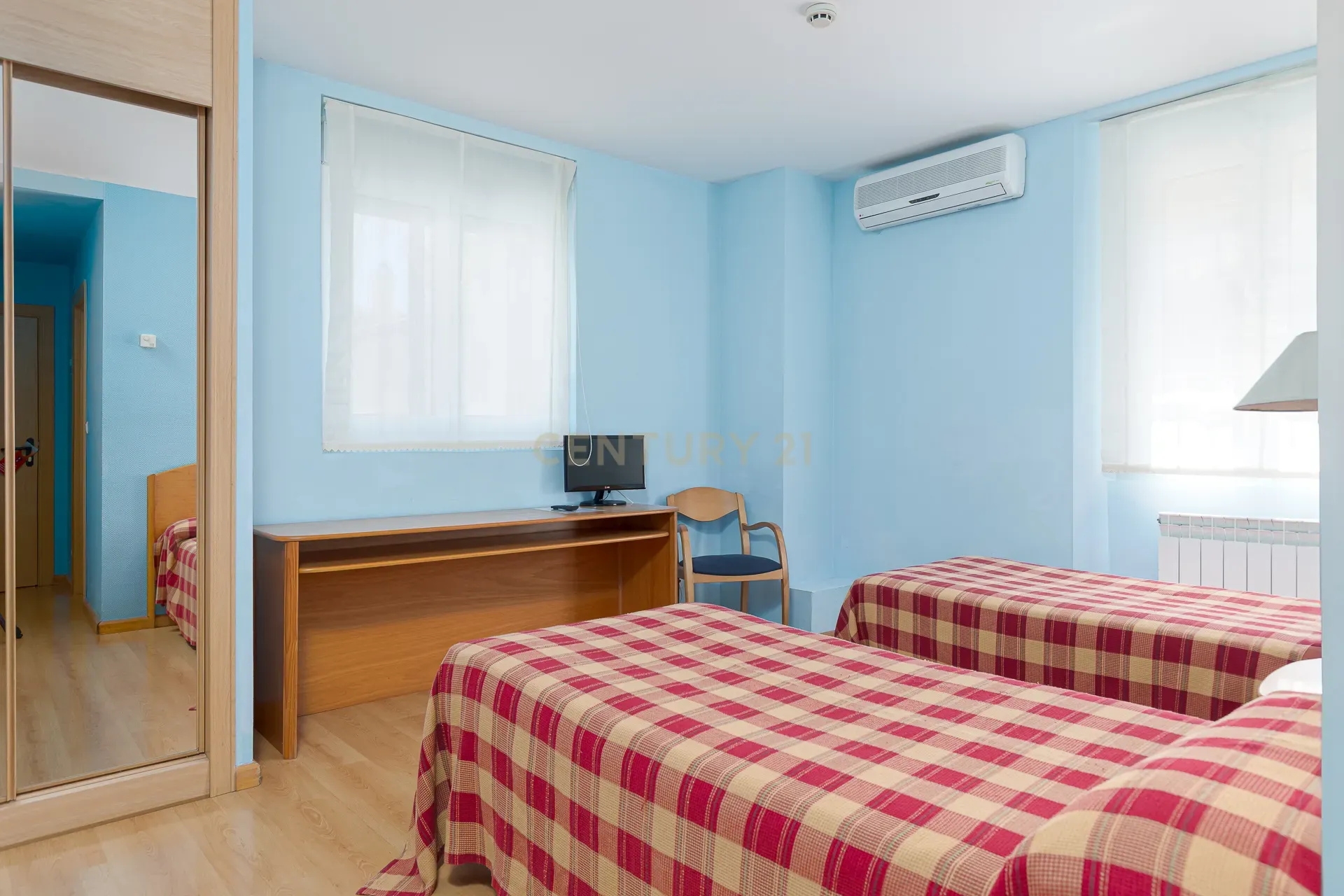 Hotel Moderno em Aragón com 25 Quartos e Vista Panorâmica - Image 17