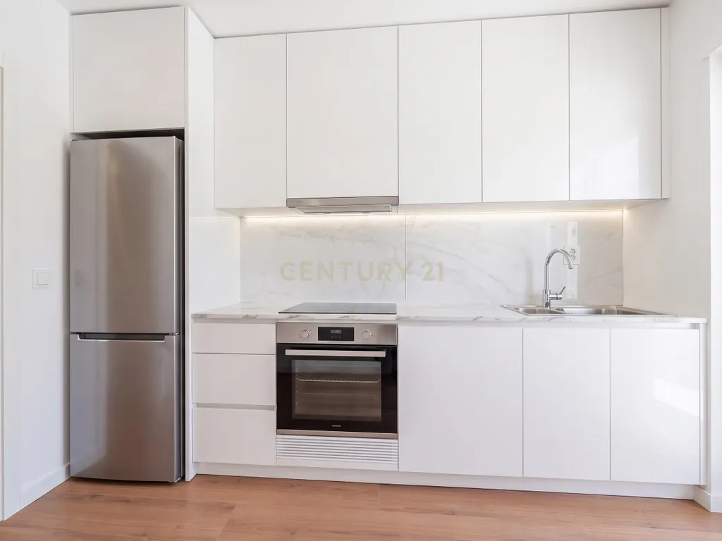 Apartamento Totalmente Remodelado com Terraço de 33 m² | Cruz de Pau – Amora - Image 1