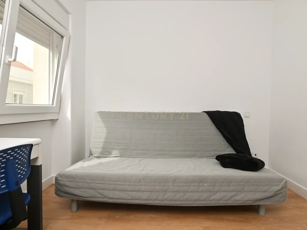 T2+1 Remodelado com sótão/suite e excelente localização - Benfica - Image 17