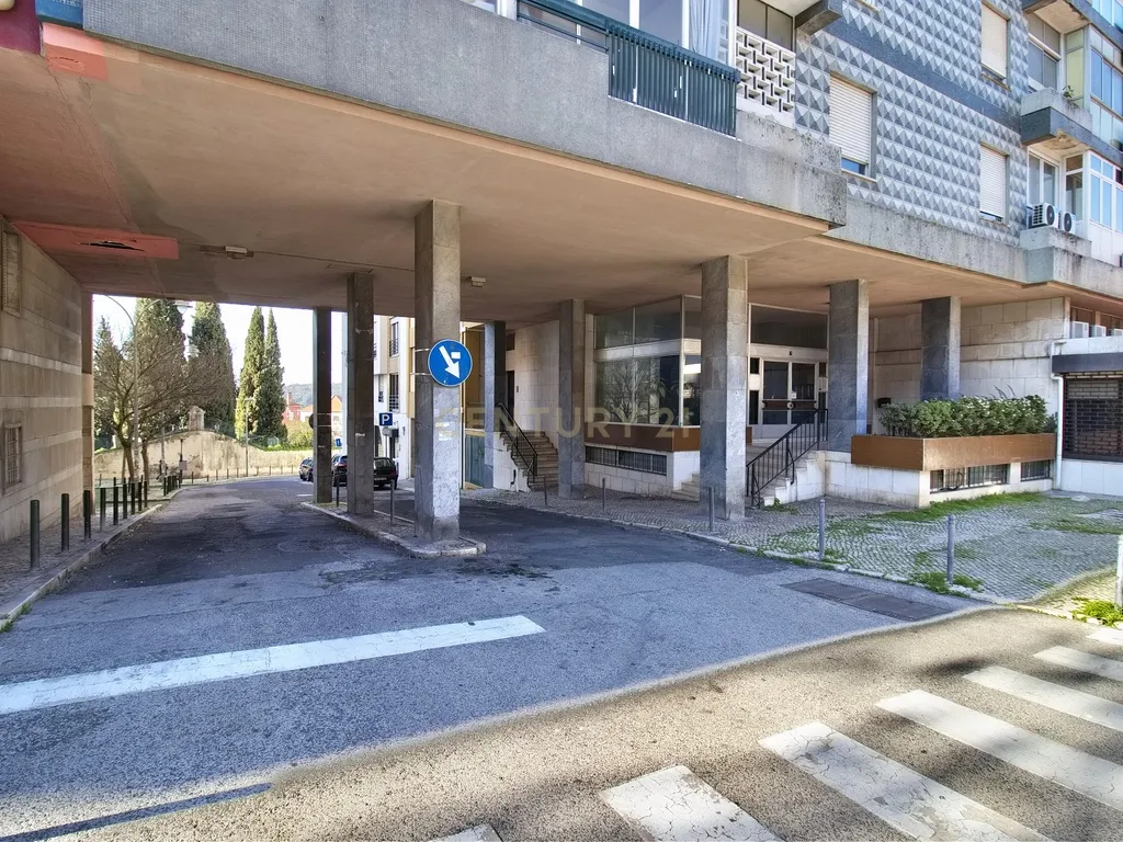 Apartamento T6 com Terraço e Vista 360º em Campolide - 314m² - Image 41