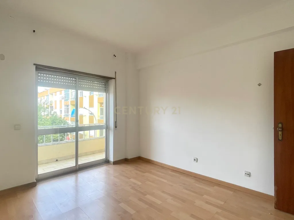 Apartamento T2 com Duas Varandas, no Centro do Pinhal Novo - Image 11