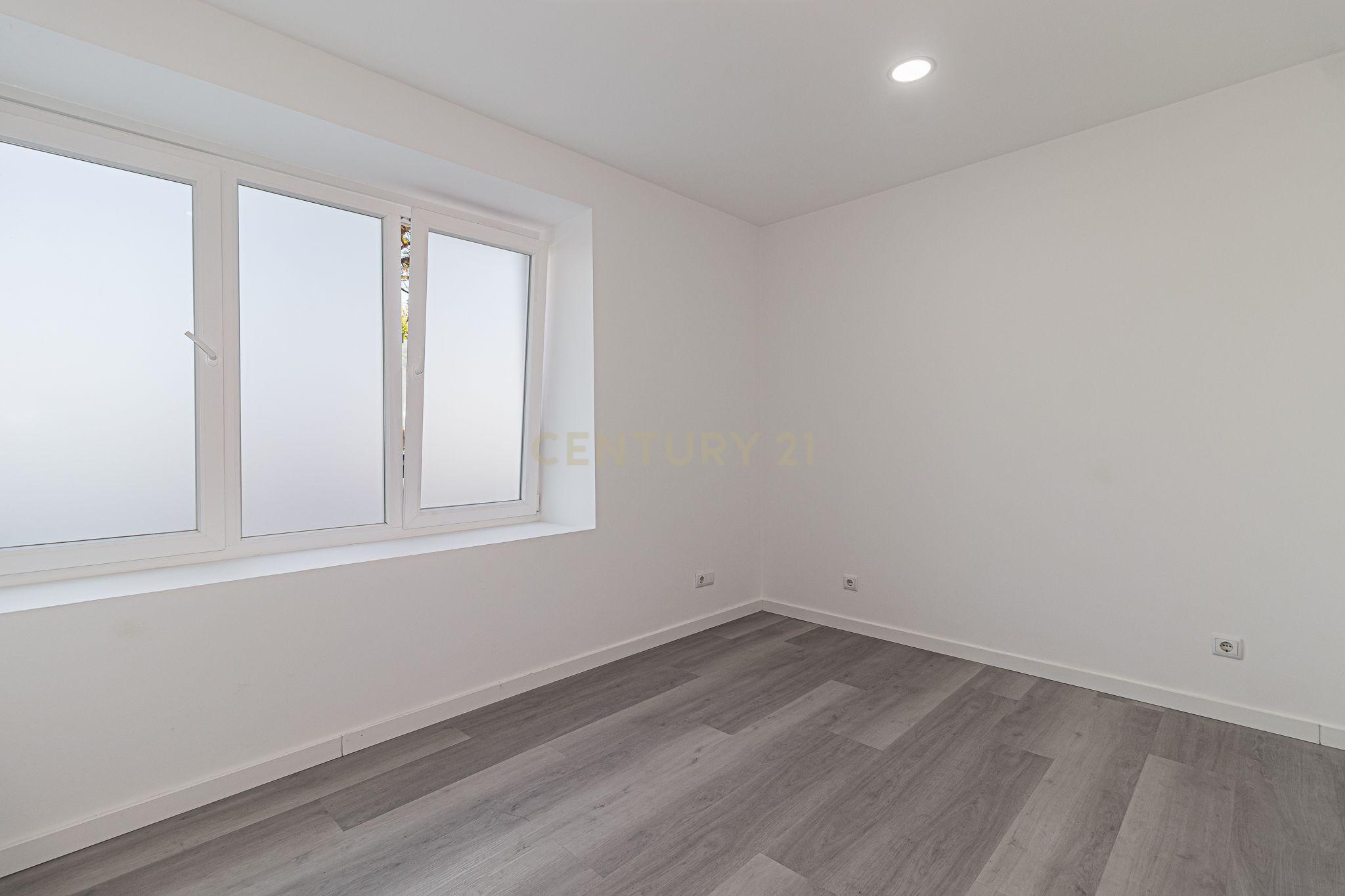 Fotografia 11 de T1 TOTALMENTE REMODELADO COM LOGRADOURO | MOSCAVIDE | JUNTO À ESTAÇÃO
