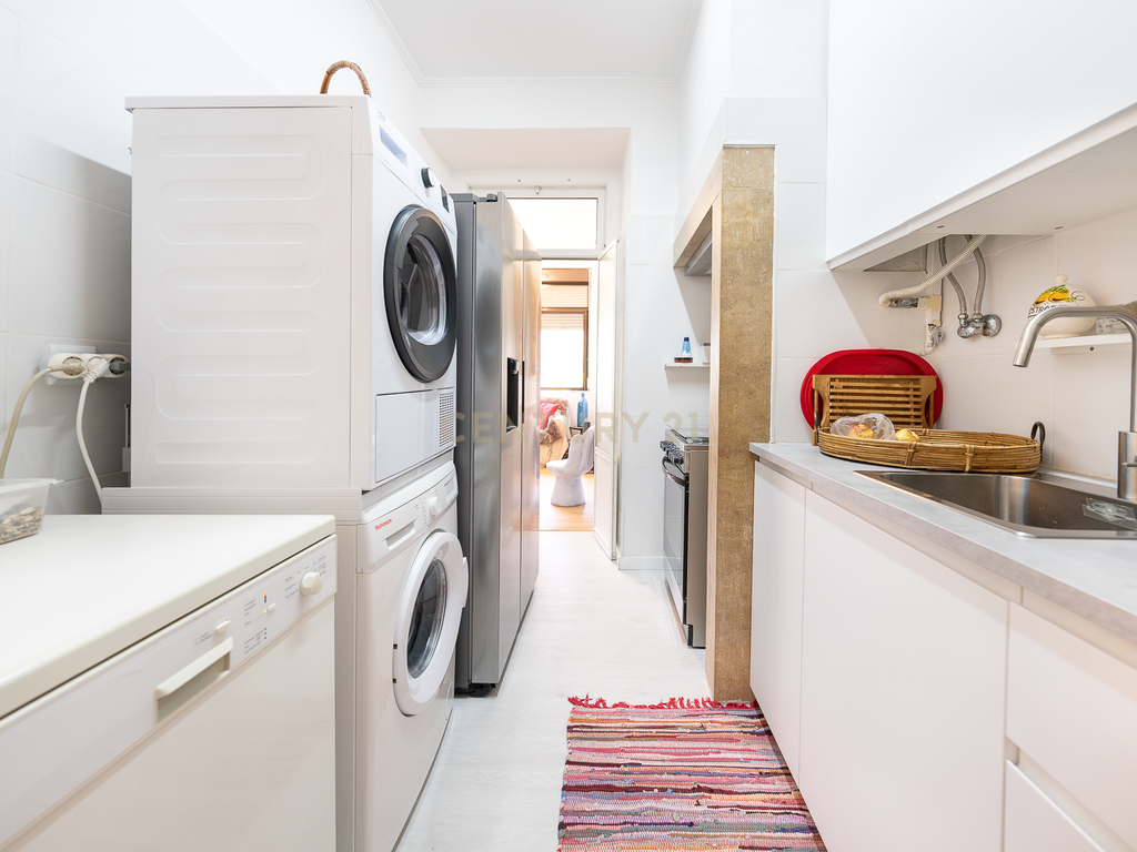 Apartamento T4 remodelado em Campo de Ourique  - Image 4