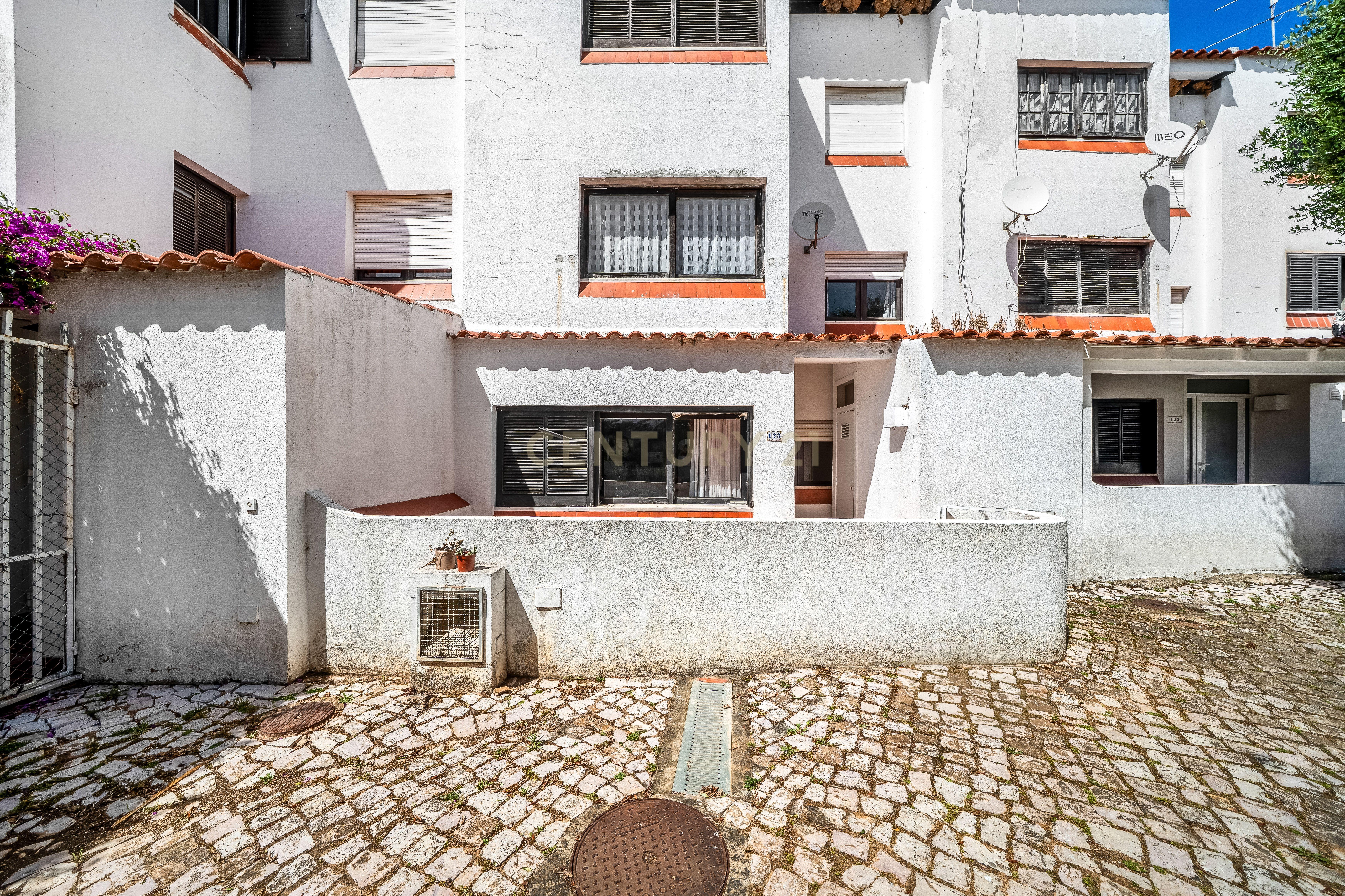 Fotografia 7 de T1+1 Rés do Chão com Logradouro Privativo em Condomínio com Piscina Montechoro, Albufeira