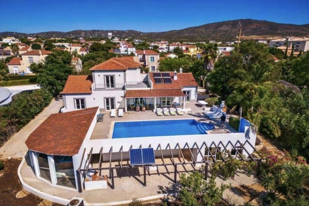 Fotografia 3 de Moderna Moradia T4 com piscina e ginásio no Cerro Azul
