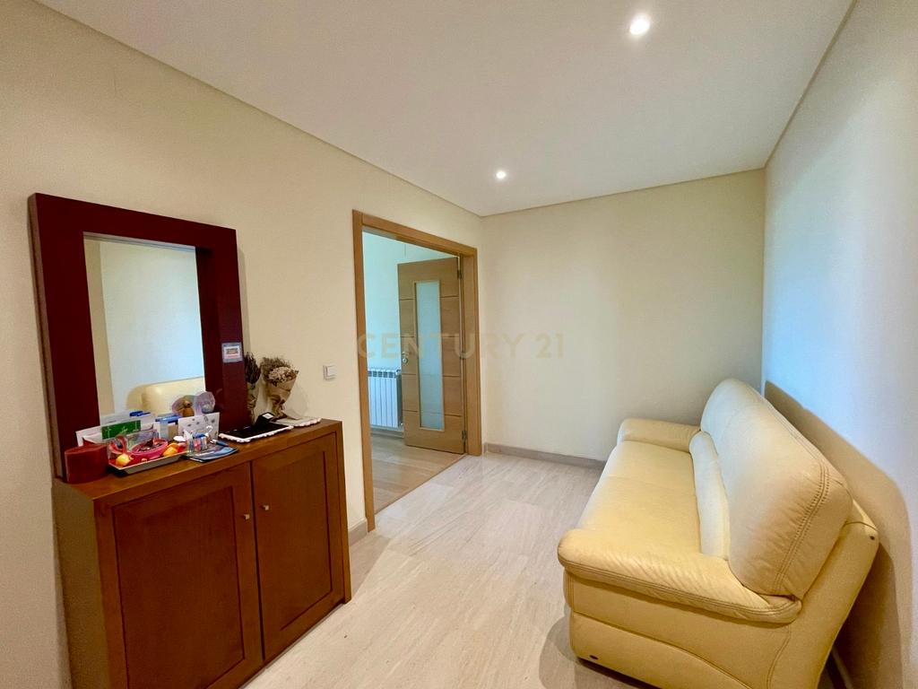 Excelente Apartamento T3 com 185 m² para Arrendamento em Telheiras – Rua António Quadros - Image 4