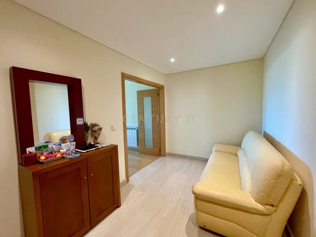 Excelente Apartamento T3 com 185 m² para Arrendamento em Telheiras – Rua António Quadros - Image 4