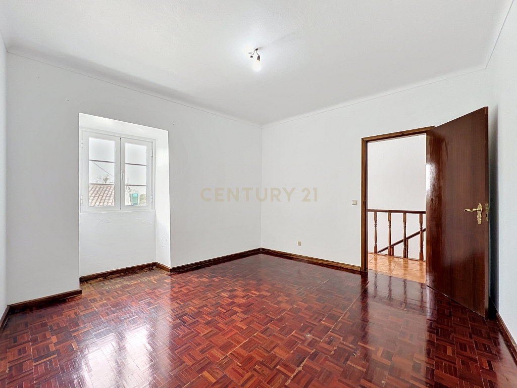 Fotografia 4 de Moradia T2 com Duas Entradas Distintas e Potencial para Segundo Apartamento | Cabouco