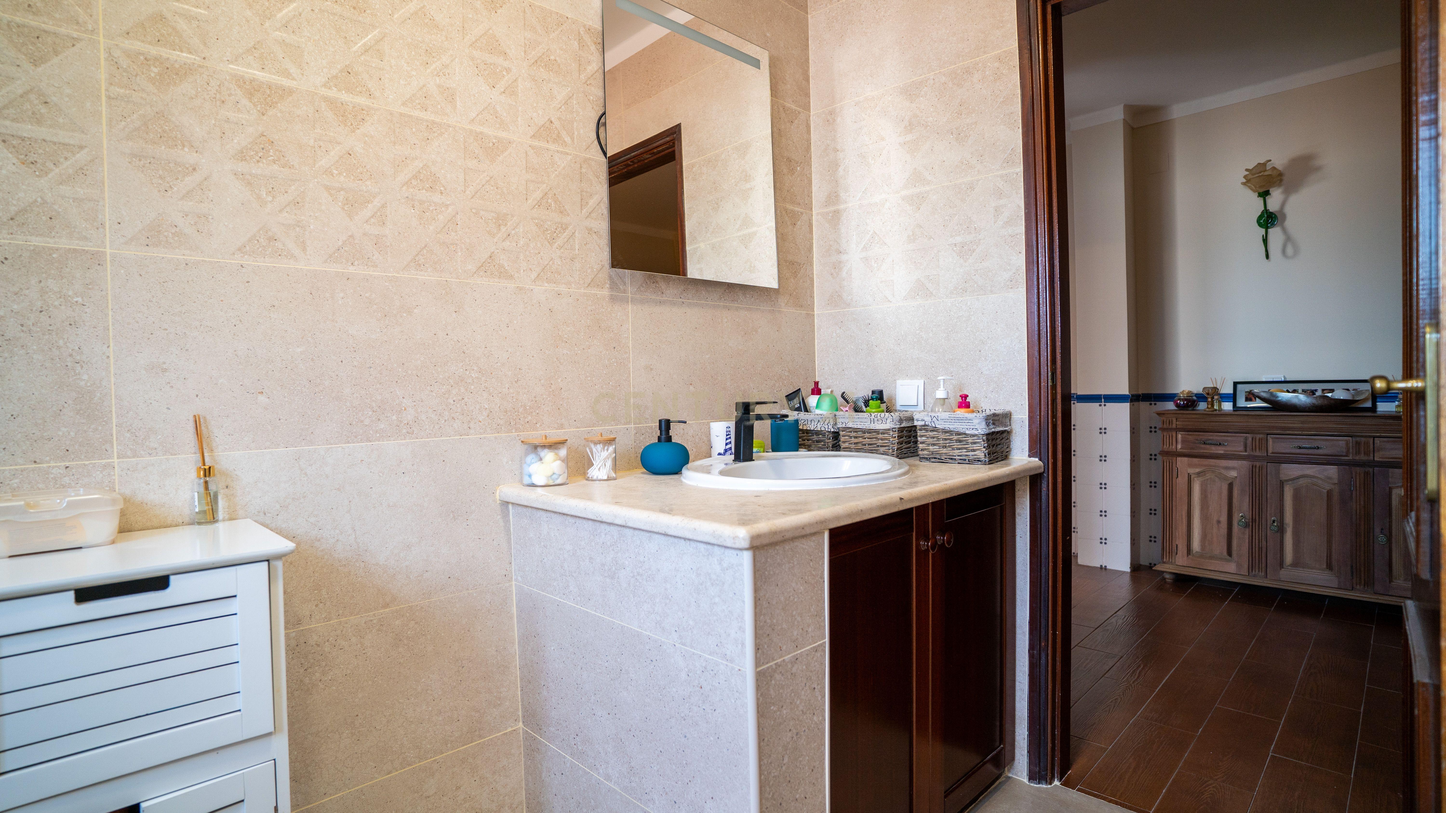 🏡 Moradia T4 Impecável em Olho Marinho – a poucos minutos de Peniche! - Image 34