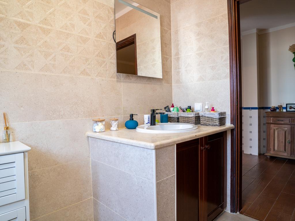 🏡 Moradia T4 Impecável em Olho Marinho – a poucos minutos de Peniche! - Image 34