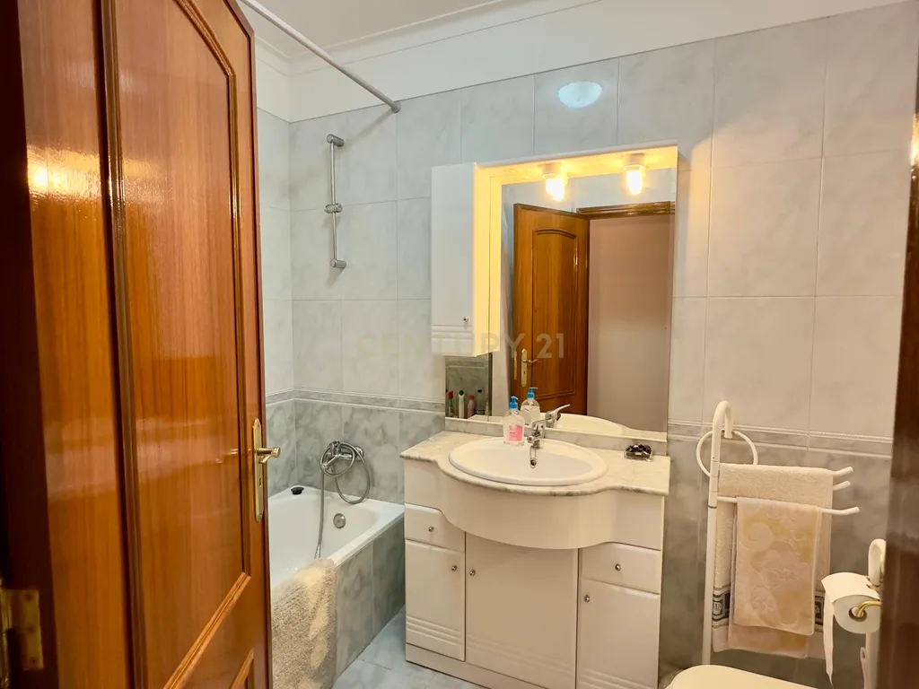 Apartamento T2 em Massamá Norte - Image 4
