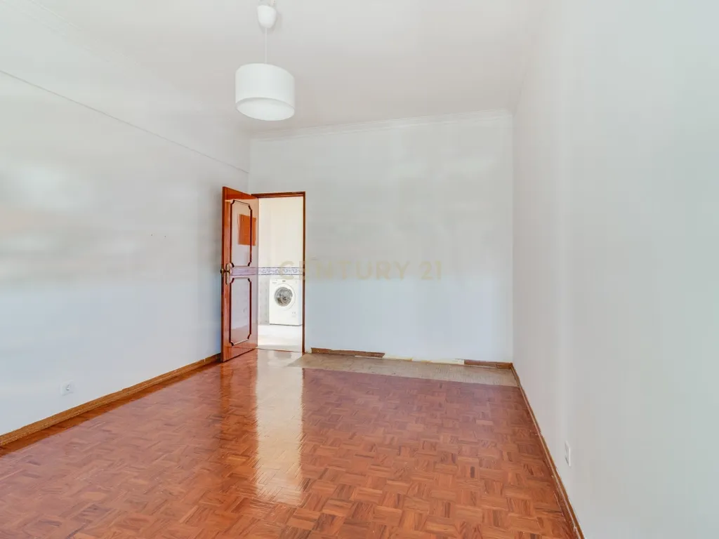 Apartamento T3 em Corroios com Varanda - Image 11