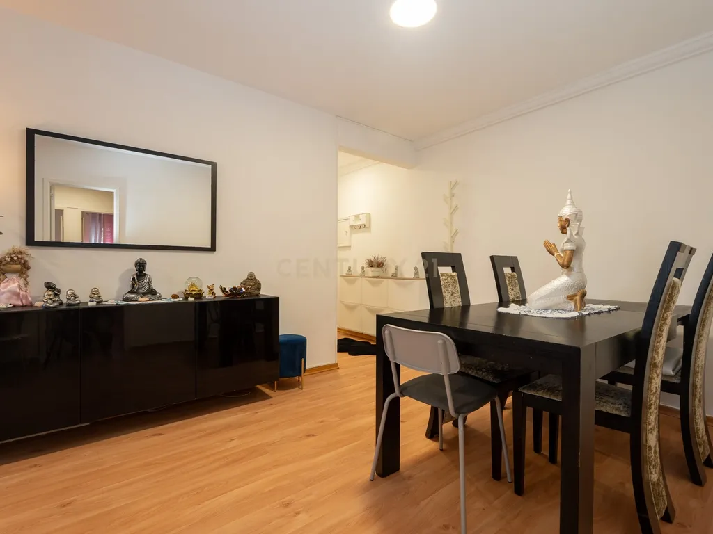 Apartamento de tipologia T4, com 2 WC e arrecadação localizado em Santo António dos Cavaleiros – Loures. - Image 11