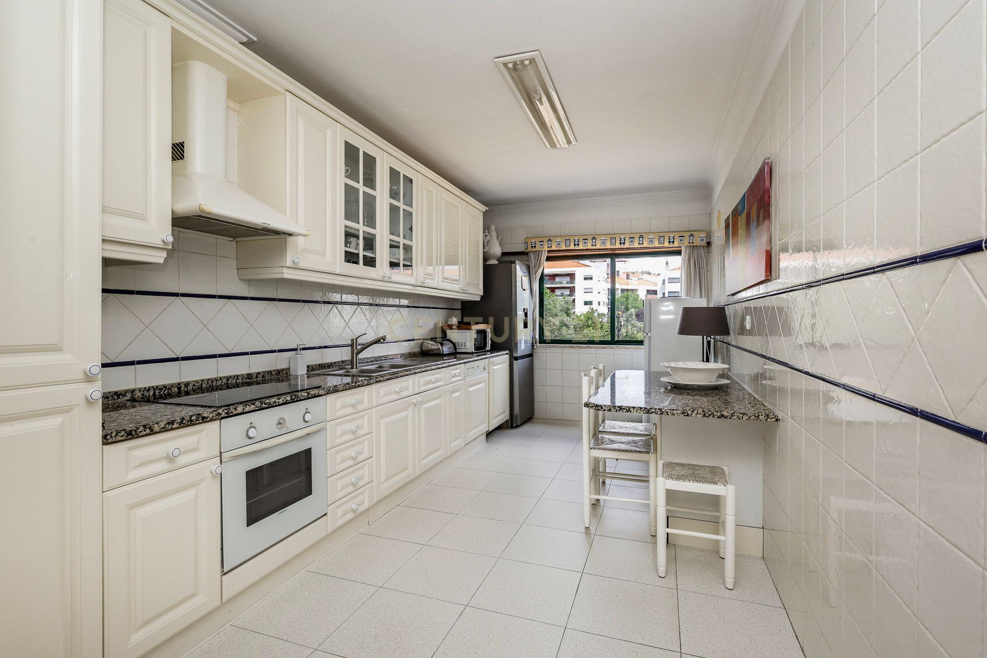 Fotografia 3 de Apartamento T3 com box para arrendamento em Carnaxide