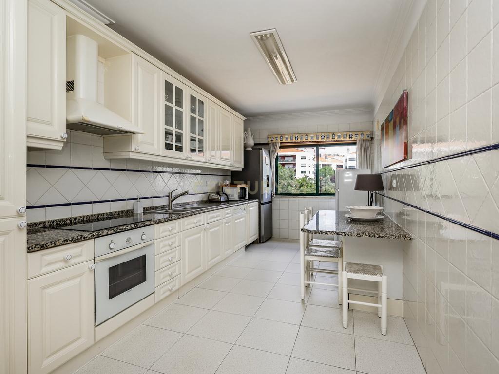 Apartamento T3 com box para arrendamento em Carnaxide - Image 3