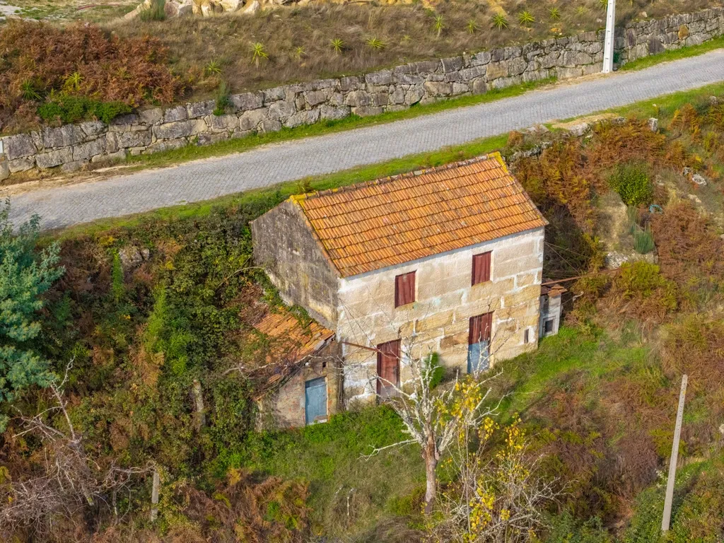 Casinha rústica para Recuperação e terreno em Fandinhães, Marco de Canaveses, com vista Rio Douro - Image 2